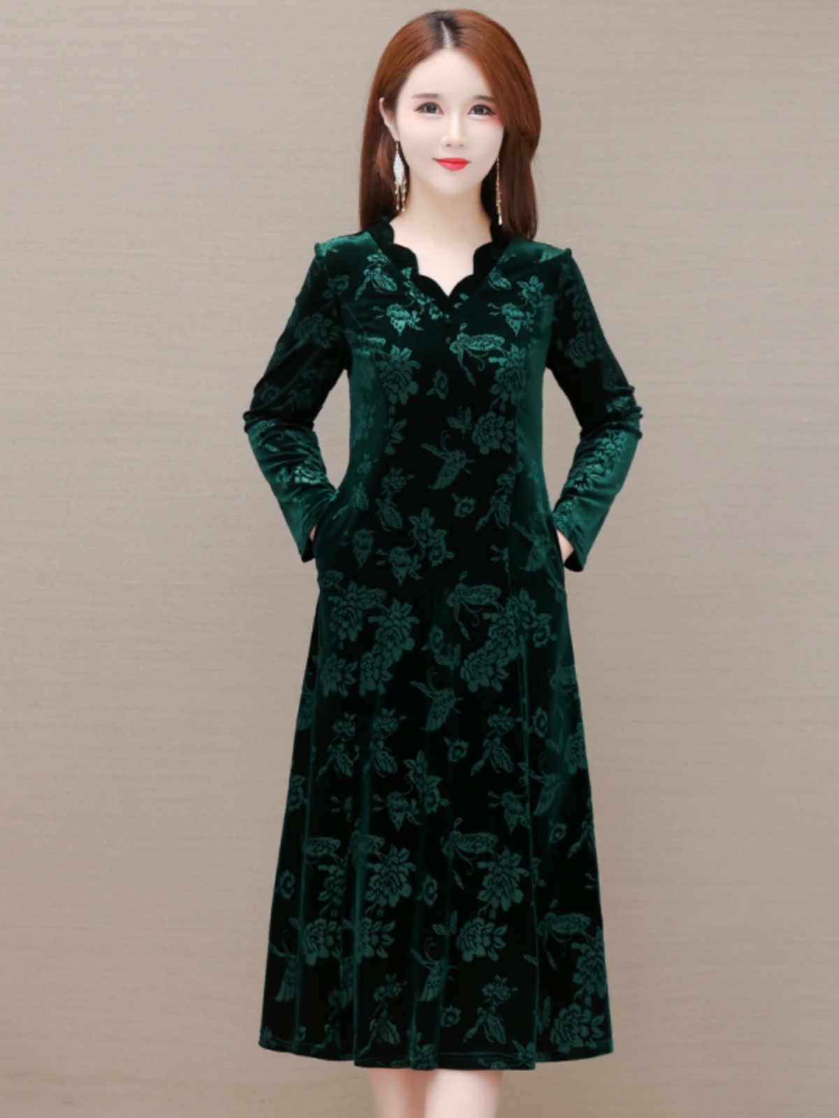 Elegantes Samtkleid mit V-Auss – Women Fashion Over 60 Bewertung und Preis