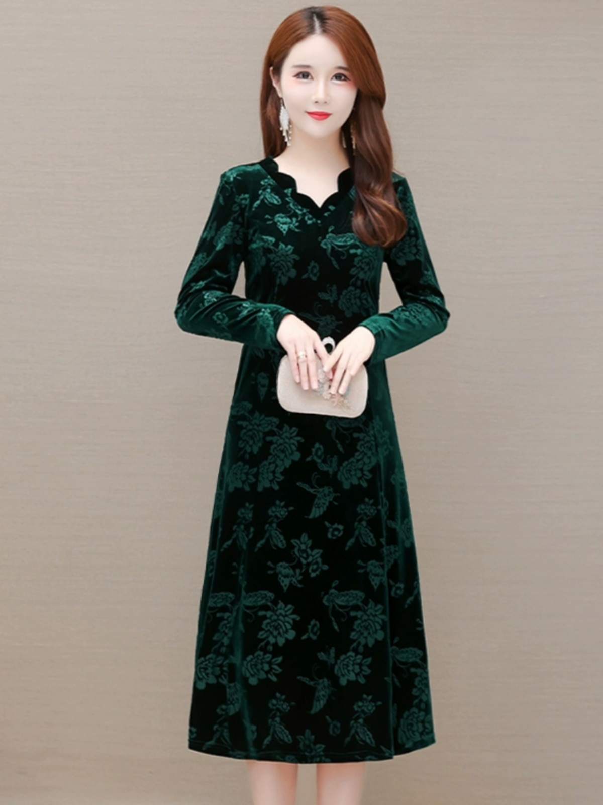 Elegantes Samtkleid mit V-Auss – Women Fashion Over 60 Bewertung und Preis